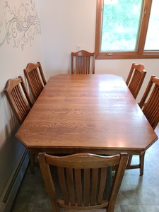 lot 11 image: Oak Dining Table With 6 Matching Chairs and Four Leaves