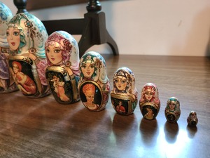 lot 20 image: Fun Lot Of Russian Nesting Dolls