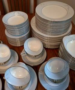 lot 36 image: Noritake Cathay China Dish Set