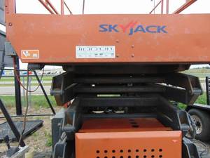 lot 7 image: 2002 Skyjack SJ9250 Gas Powered All Terrain Scissor Lift