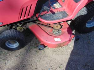lot 9 image: Snapper LT 200 Lawn Mower