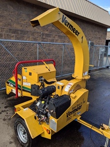 lot 39 image: Vermeer BC700 7 Auto Feed Branch Chipper