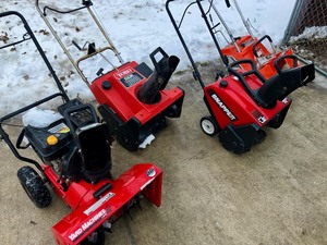 lot 43 image: Lot of 4 Snowblowers for Parts or Repair