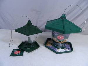 lot 32 image: 2 New Perky Pet Bird Feeders