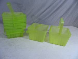 lot 44 image: 10 New Plastic Baskets  Organizers
