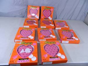 lot 147 image: 10 New Reeses Hearts