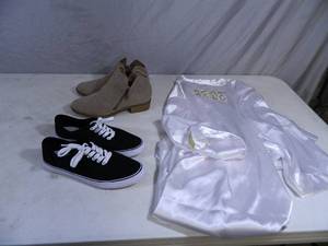lot 202 image: Team Bride Robe and Womens Shoes