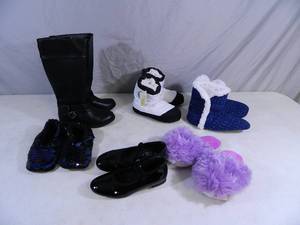 lot 206 image: New Girls Shoes