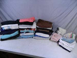 lot 213 image: Large Lot of Pre-Owned Towels