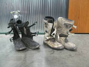 lot 242 image: Youth racing boots