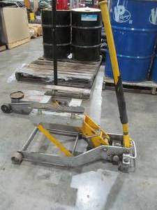 lot 318 image: Atv Jacks