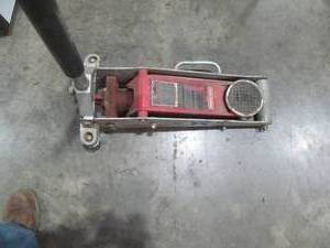 lot 320 image: Floor Jack