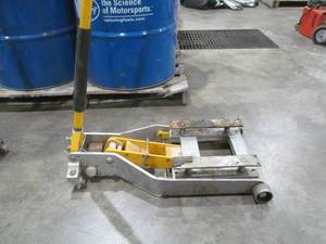 lot 322 image: Floor Jack