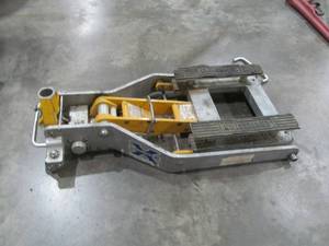 lot 323 image: Floor Jack