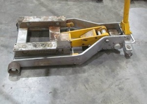 lot 324 image: Floor Jack