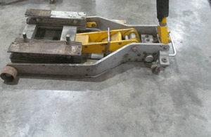 lot 325 image: Floor Jack