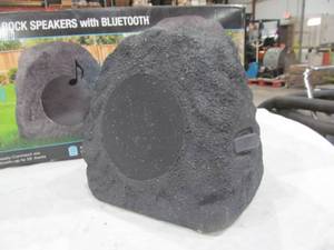 lot 47 image: Outdoor Speakers