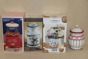 lot 26 image: Cookie Jars