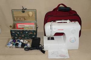 lot 22 image: Singer Sewing Machine with Thread and Case