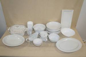 lot 95 image: White Serving Set