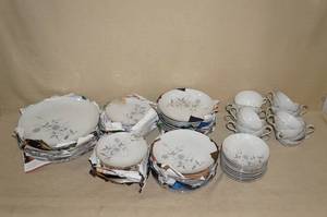 lot 25 image: Flower Pattern Plate Set