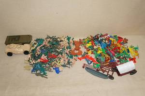 lot 33 image: Plastic Army Men - Large Marx Piece