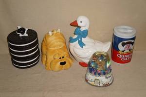 lot 93 image: Cookie Jars and Snowglobe