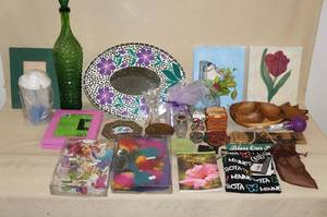 lot 102 image: Flower Themed Dcor