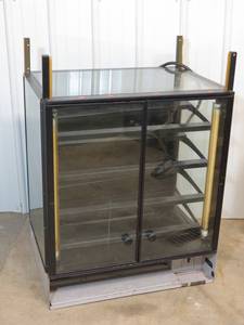 lot 121 image: Lighted Donut Display Case