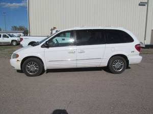 lot 4 image: 2002 Chrysler Town and Country LMTD