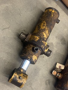 lot 21 image: Lot Of (4) Hydraulic Cylinders