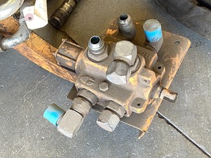 lot 16 image: (2) Valve Controls & Set Of Hoses