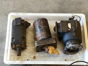 lot 15 image: (2) Hydraulic Pumps & (1) 2-Speed Hydraulic Pump