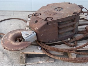 lot 26 image: McKissick Crane Hook & Assorted Cable Chokers