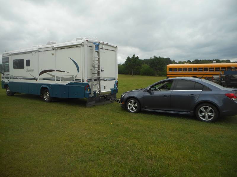 lot 1 image: 2004 Itasca Motorhome and 2014 Chevy Cruze Package