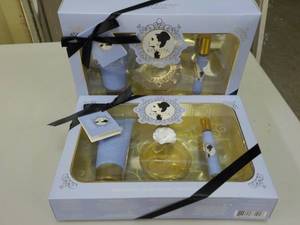 lot 107 image: 2 Ariana Grande Fragrance Gift Set ...