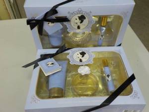lot 108 image: 2 Ariana Grande Fragrance Gift Set ...