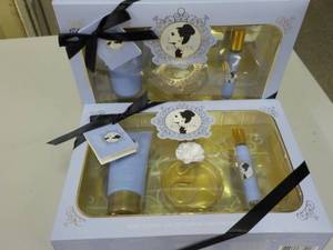lot 109 image: 2 Ariana Grande Fragrance Gift Set ...