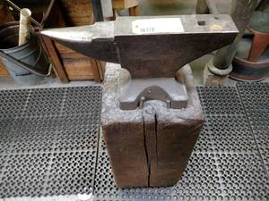 lot 31 image: Vulcan #8 Anvil, 18 78 x 3 14, ...