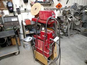 lot 8 image: Powcon Cyclomatic 200 SM Welder wit...