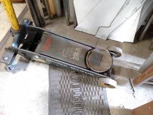 lot 43 image: Walker Floor Jack...