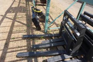 lot 26 image: Brand New CID Brand Toro, Dingo, Boxer Mini Skid Universal Mount Pallet Fork Attachment