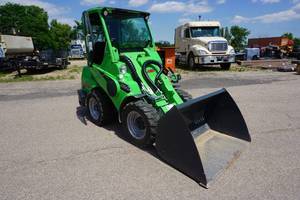 lot 3 image: 2018 Avant 528 Opti Drive Mini Articulating Wheel Loader