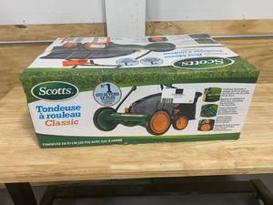 lot 31 image: SCOTTS 20 in. Manual Walk Behind Reel Mower with Grass Catcher