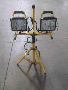 lot 2 image: Utilitech 1000-Watt Halogen Stand Work Light HW-GZ001