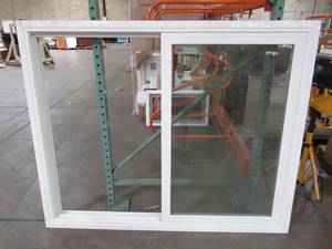 lot 622 image: Milgard Tuscany Sliding White Vinyl Window - Missing One Sliding Sash.