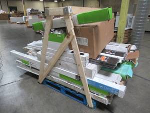 lot 107 image: WHOLESALE MIXED PALLET OF MISCELLANEOUS FENCING - POSTS, PANELS, RAILS, CAPS, BRACKETS AND MORE