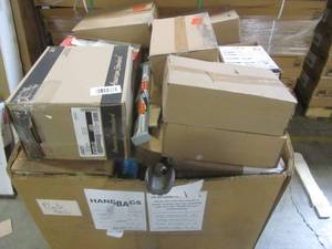 lot 135 image: WHOLESALE MIXED PALLET OF MISCELLANEOUS HOUSEWARES, TOILET SEATS AND POLYBAGS
