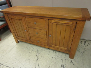 lot 302 image: SOLID OAK BUFFET