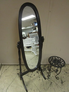 lot 310 image: DECORATIVE WOOD FLOOR MIRROR, END TABLE